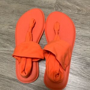 Sanuk women's sandals NWOT.